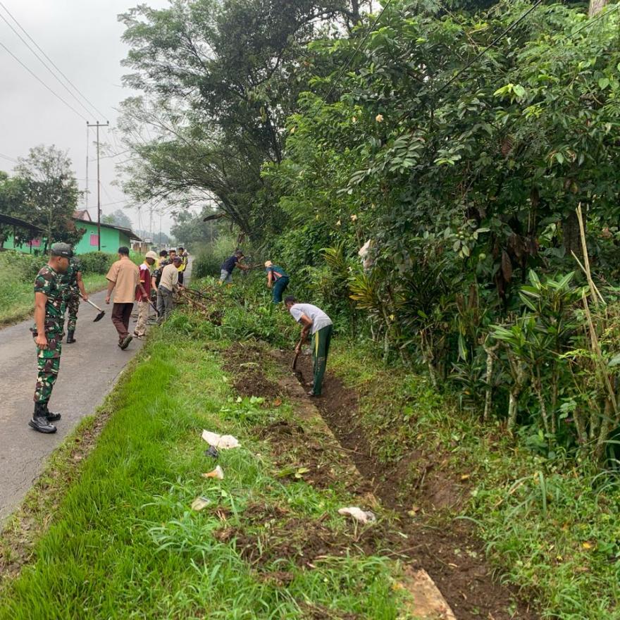 Peduli Kebersihan Lingkungan, Warga Indobaleh Barat Gotong Royong bersama.
